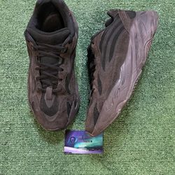 Adidas Yeezy boost 700 V2 Vanta size 11men/12.5women