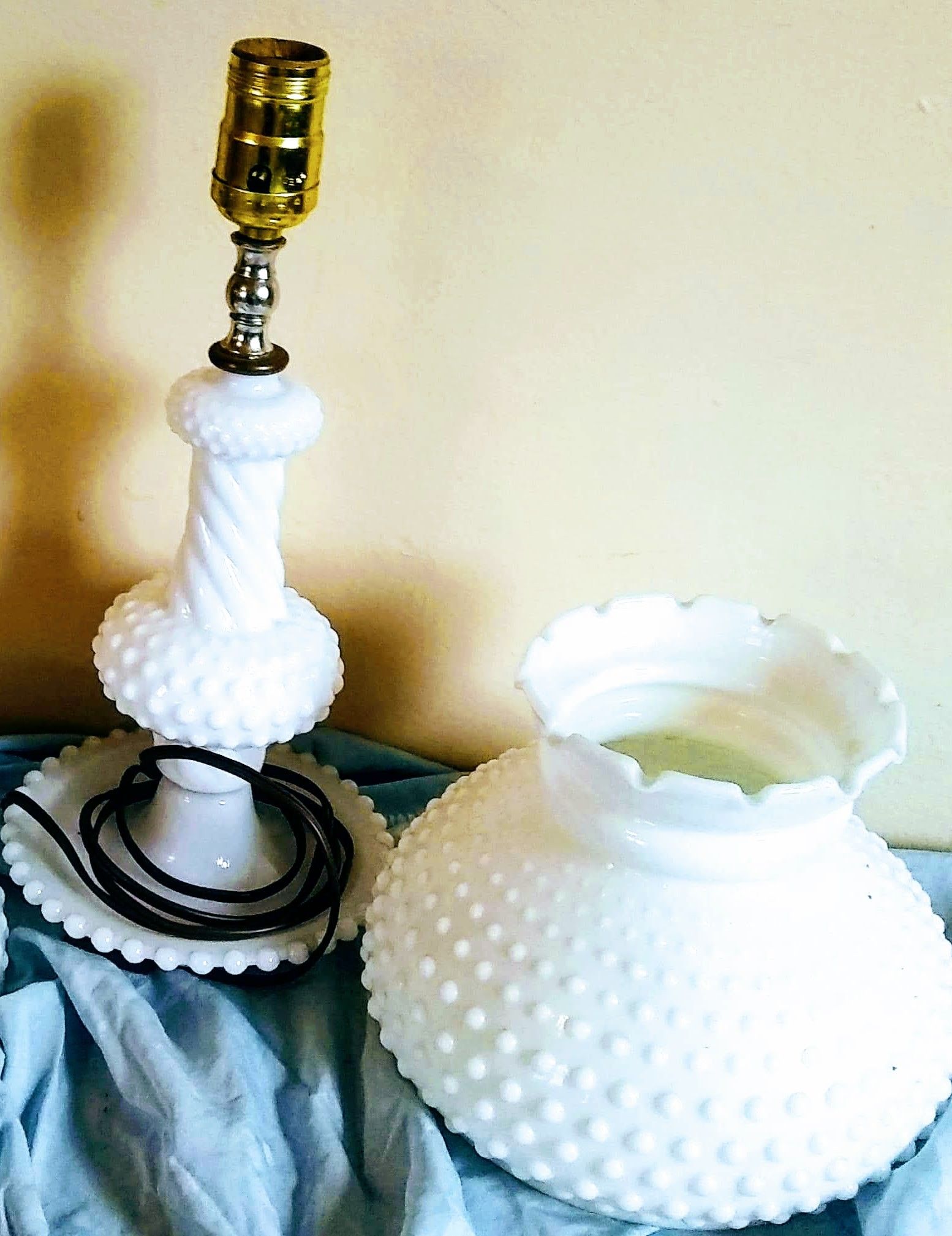 Vintage milk glass hobnail lamp