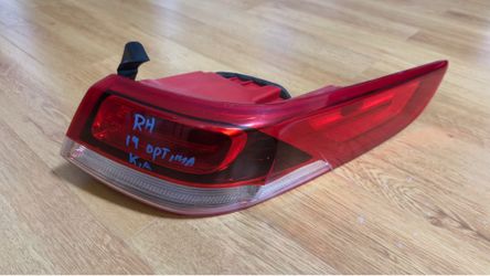 US Auto - 2016-2020 Kia Optima RH Passenger Side Outer Tail Light OEM 92402-D5000 – Bulbs Included