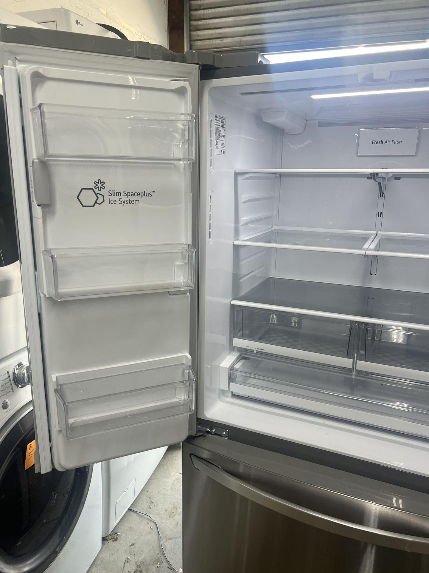 2022 Year Model LG Fridge , Everything Works Fine ,it Comes With A Warranty