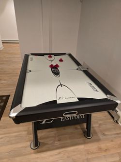 Air hockey table