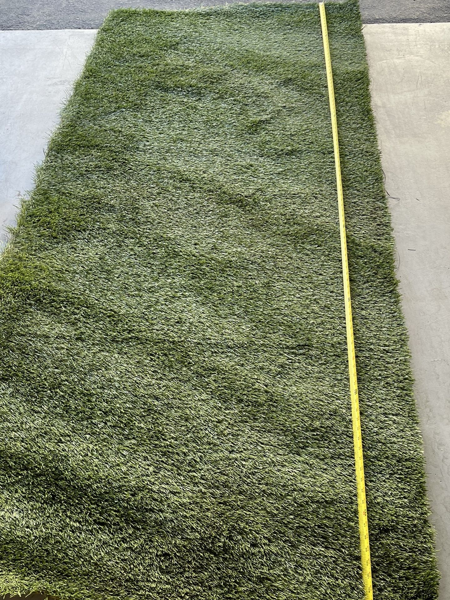 Artificial grass 8’10” X 4’ Like New Thick And great quality pick up now