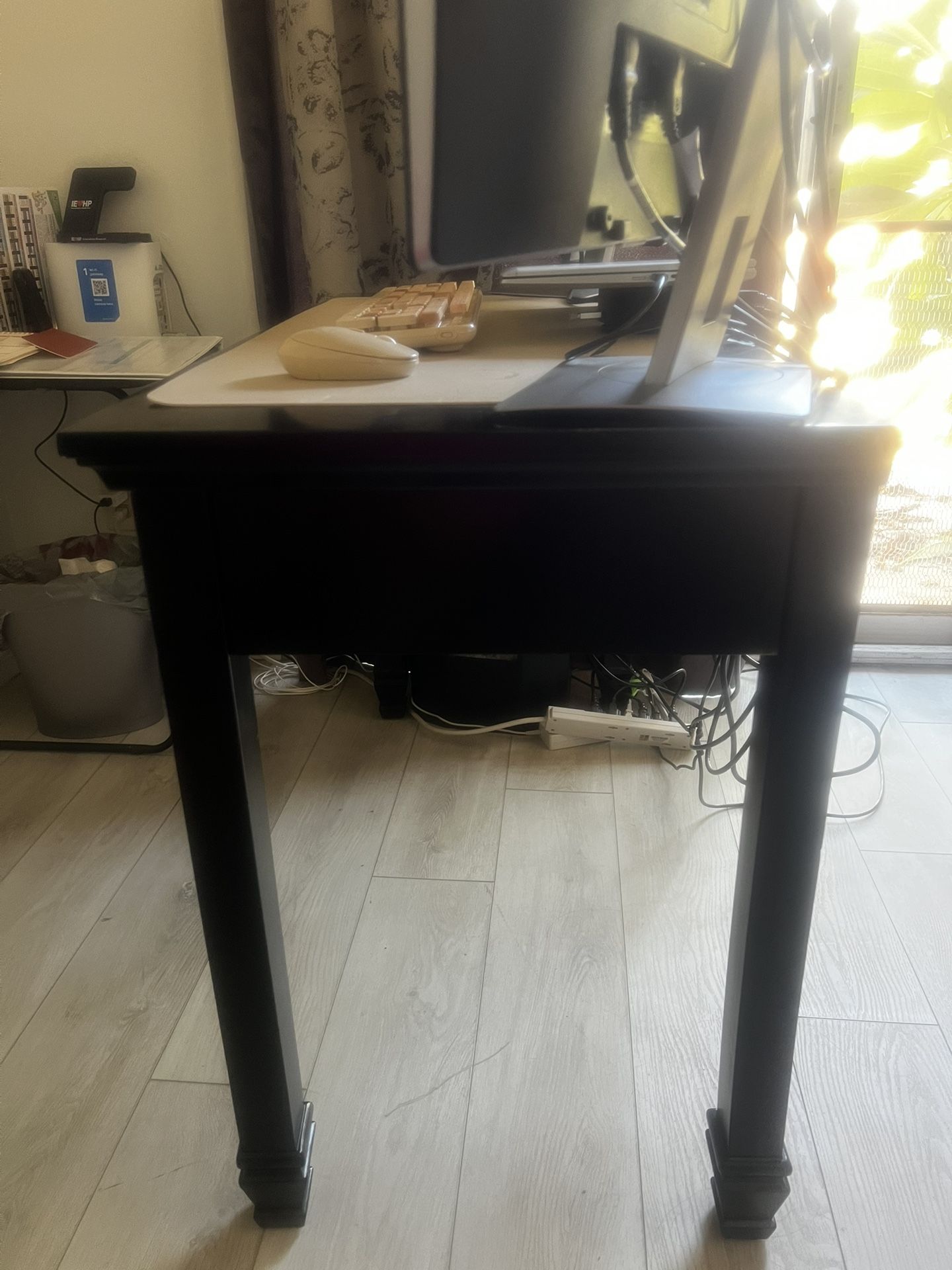 Black Desk