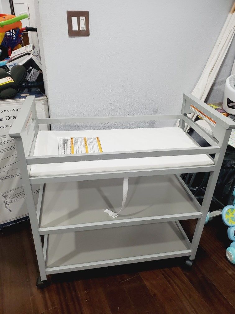 Graco Wooden Changing Table With Wheels. 