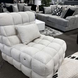 Stunning message chair! $599 🤍✨