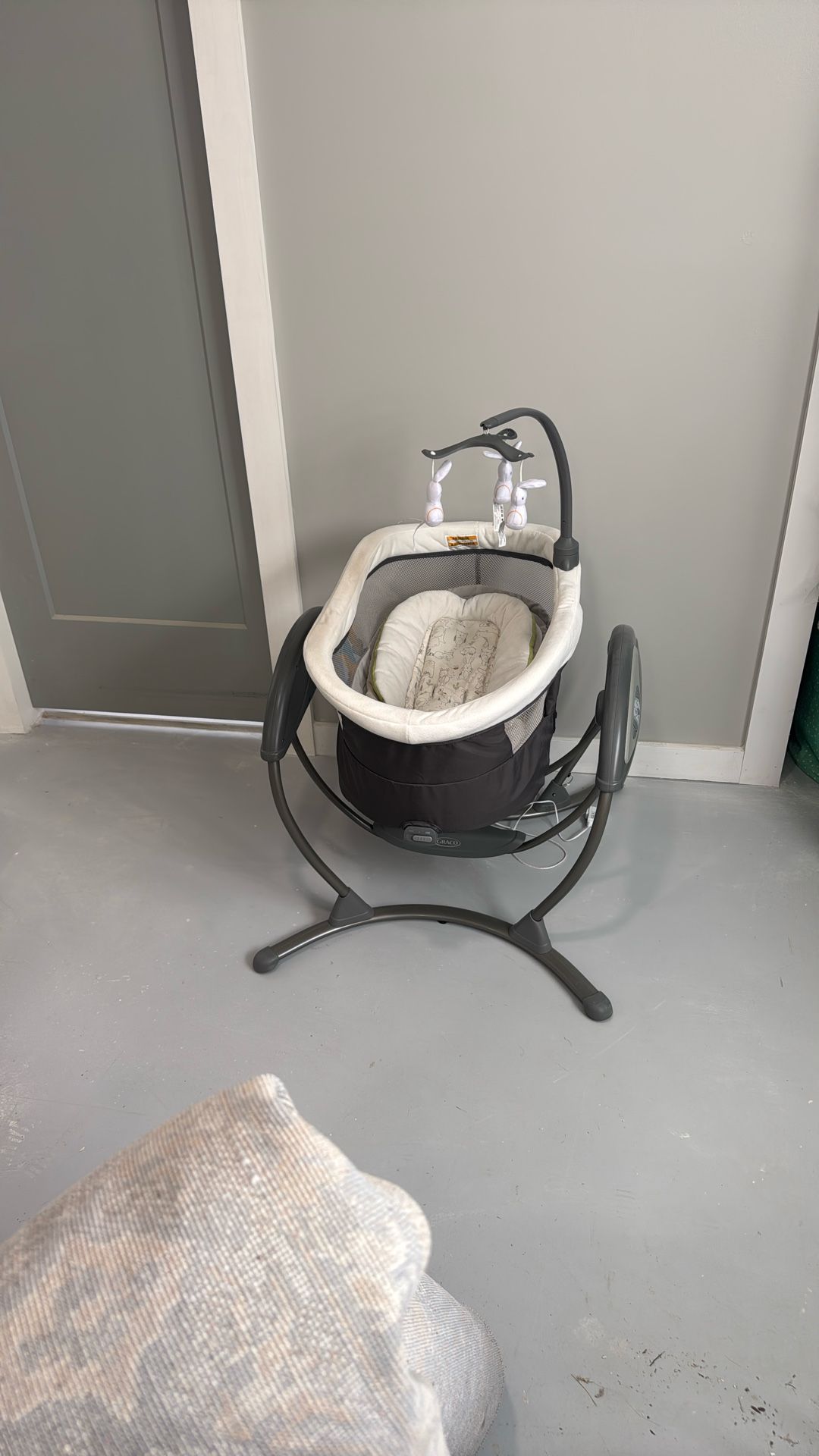 Graco DuoGlider- Infant Rocker and swing