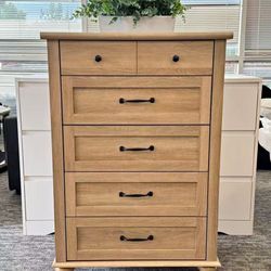 5-Drawer Dresser for Bedroom, Modern Storage Chest with Solid Wood Legs, Vertical Design, and Farmhouse Style. Perfect for organizing clothes and esse