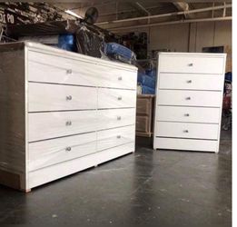 Set  eight and five drawers dresser