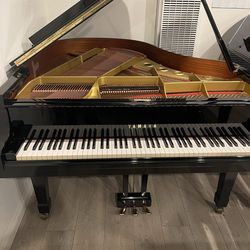 Pristine condition Yamaha G2 Grand Piano Free delivery and tuning
