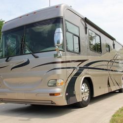 2004 Country Coach Intrigue Suite Escape