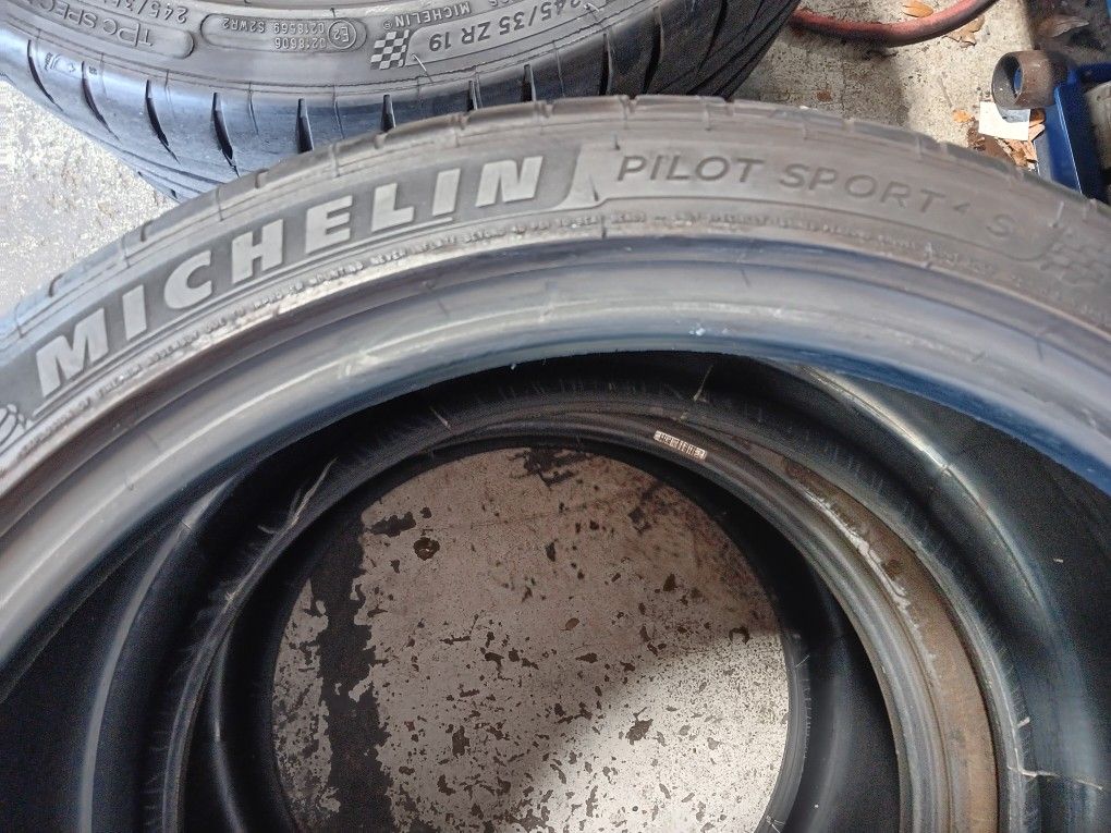 π For Sale: Staggered Set of 4 Michelin Pilot Sport 4S Tires