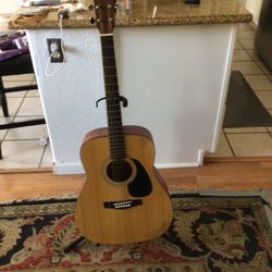 Yamaha  Acoustic Guitar Brand new Excellent Condition With Yamaha Cover