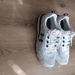 Like New Men's Under Armour Charged Shoes Size 13 Located In Southmont NC 