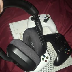 Xbox One S 1tb W/ Controllers/Wireless Headset