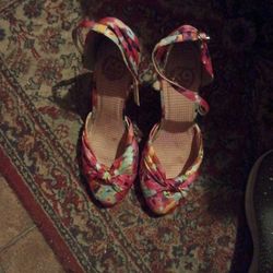 Beautiful Floral Women's Shoes Size 9 Never Worn Perfect Condition