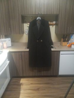 WOMEN'S BEAUTIFUL LONG BLACK COAT MADE IN UKRAINE SIZE 14 / WOOL  AND CASHMERE /  LITTLE BIT OVER 4 FEET LONG AND JUST NOTICED HAS STAIN ON THE BACKSI