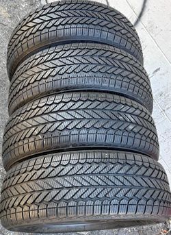 225 60 18 vendo un set de llantas usadas en excelente condición marca BRIDGESTONE