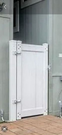 Vinyl gate size 6ft x 32in with a post & lock