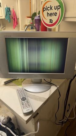 Toshiba TV/DVD Combo with Remote - FOR PARTS / DISPLAY BROKEN (CD/DVD Works)