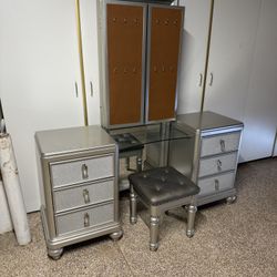 Beautiful Make Up Vanity 