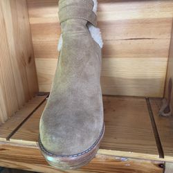 Size 9 Tan Ugg Wedge Boot