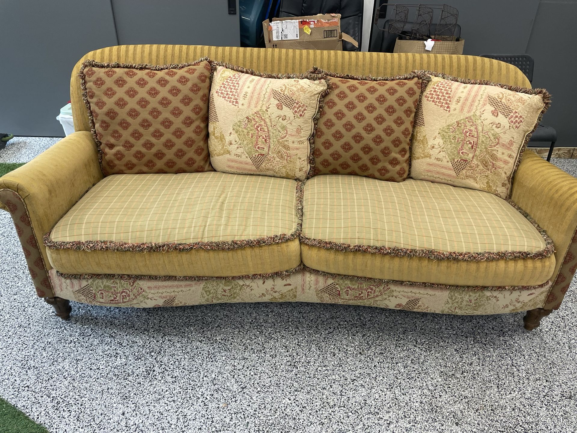 Cute Underhills Sofa