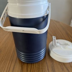 Igloo 1/2 gallon water/sport drink etc jug.  Blue with white lid and flip up spout. Gently Used