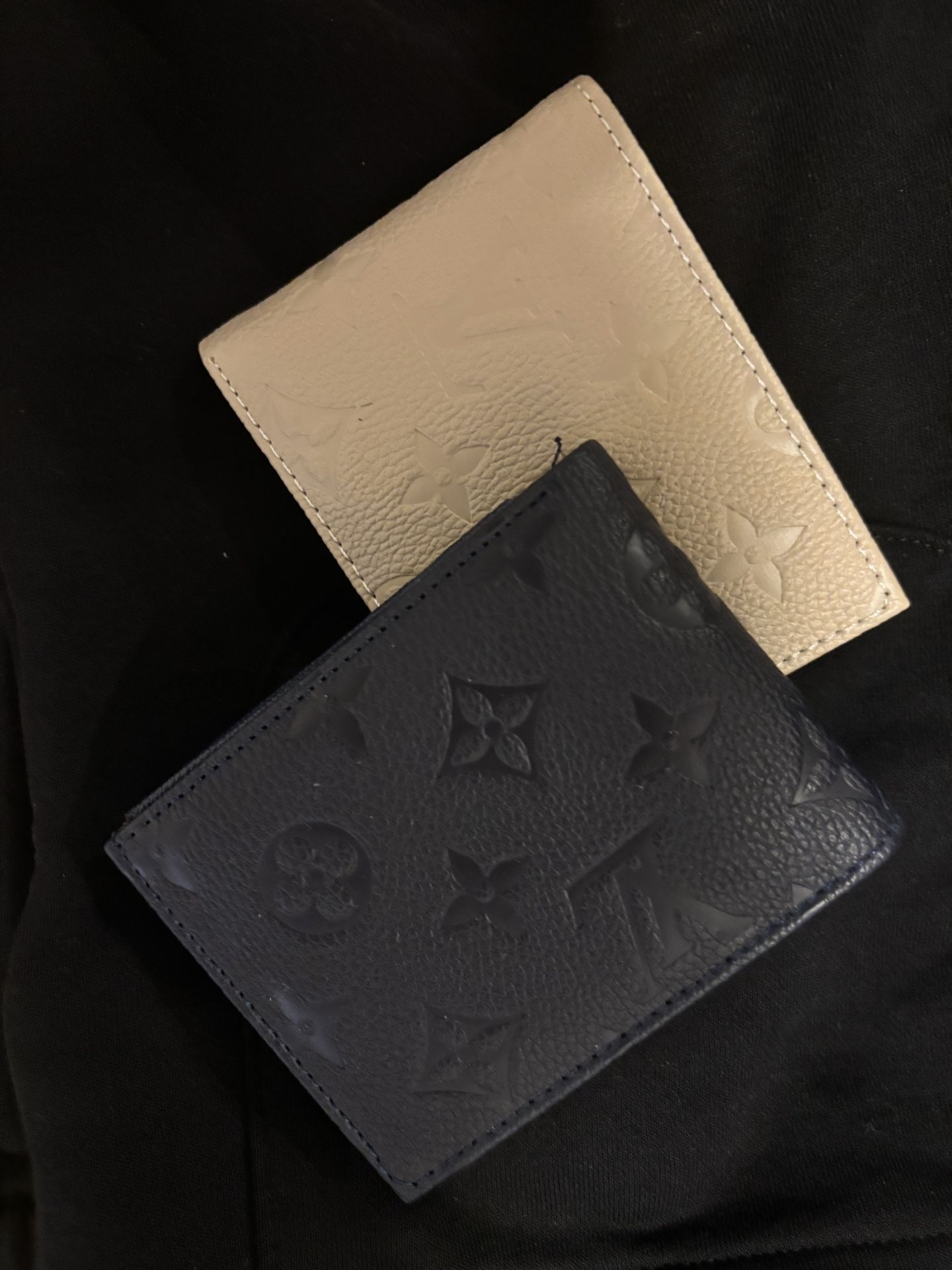 LV Wallet. Color Navy Blue