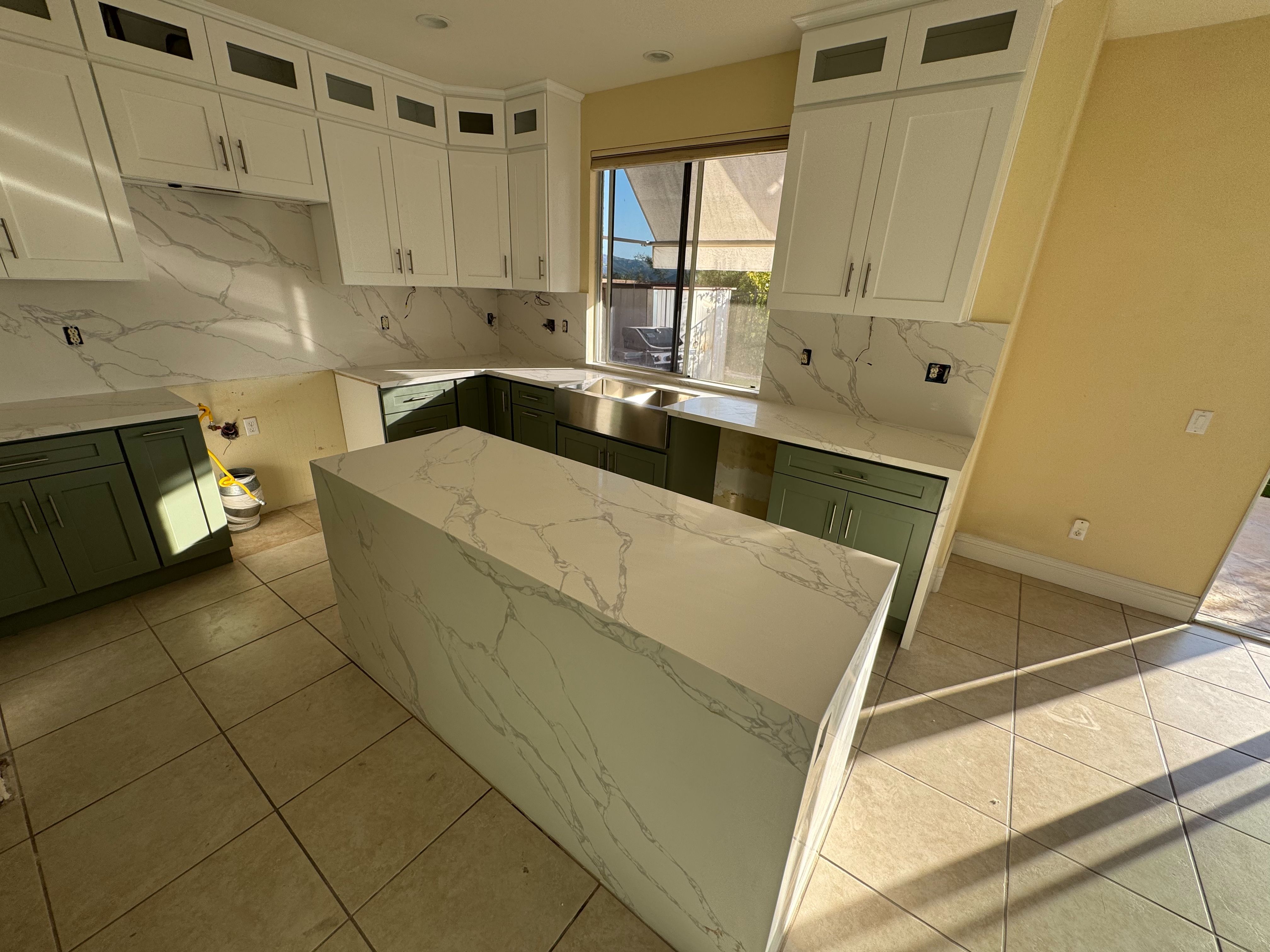 Wholesale Kitchen / Bathroom Counter top, Quartz Prefab, Lighty Gold Counter slab, White and Gold Color quartz ( 26 36 42 52 by 110 inches) Calatte