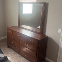 Bureau dresser