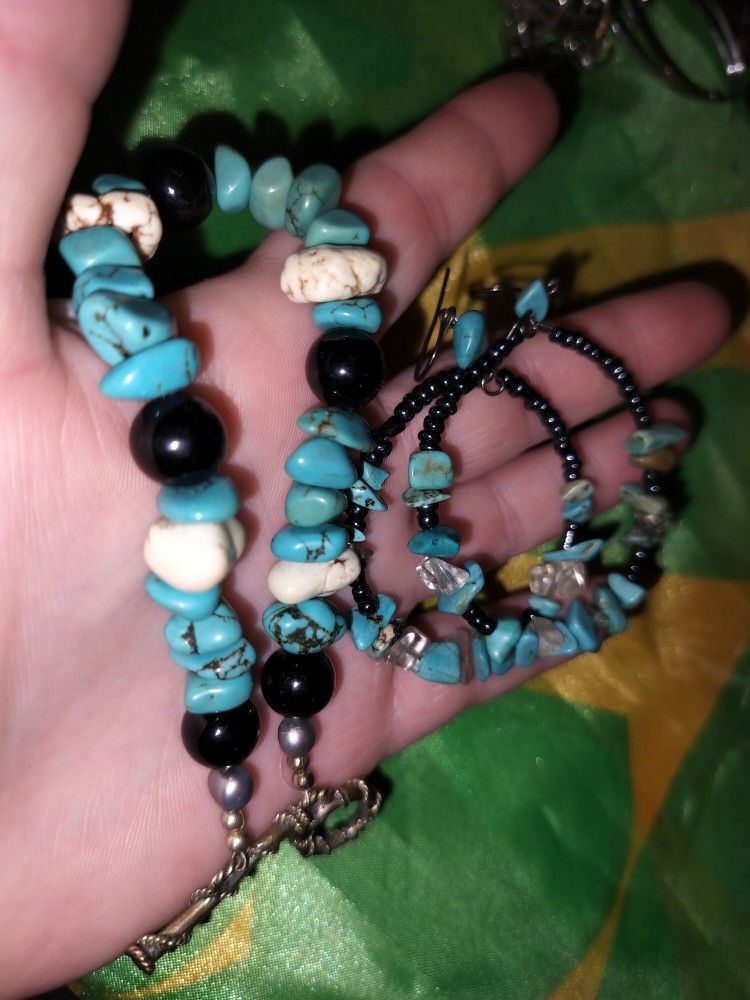 NWT Matching Turquoise Black And White Beaded Bracelet And Hoop Earrings 