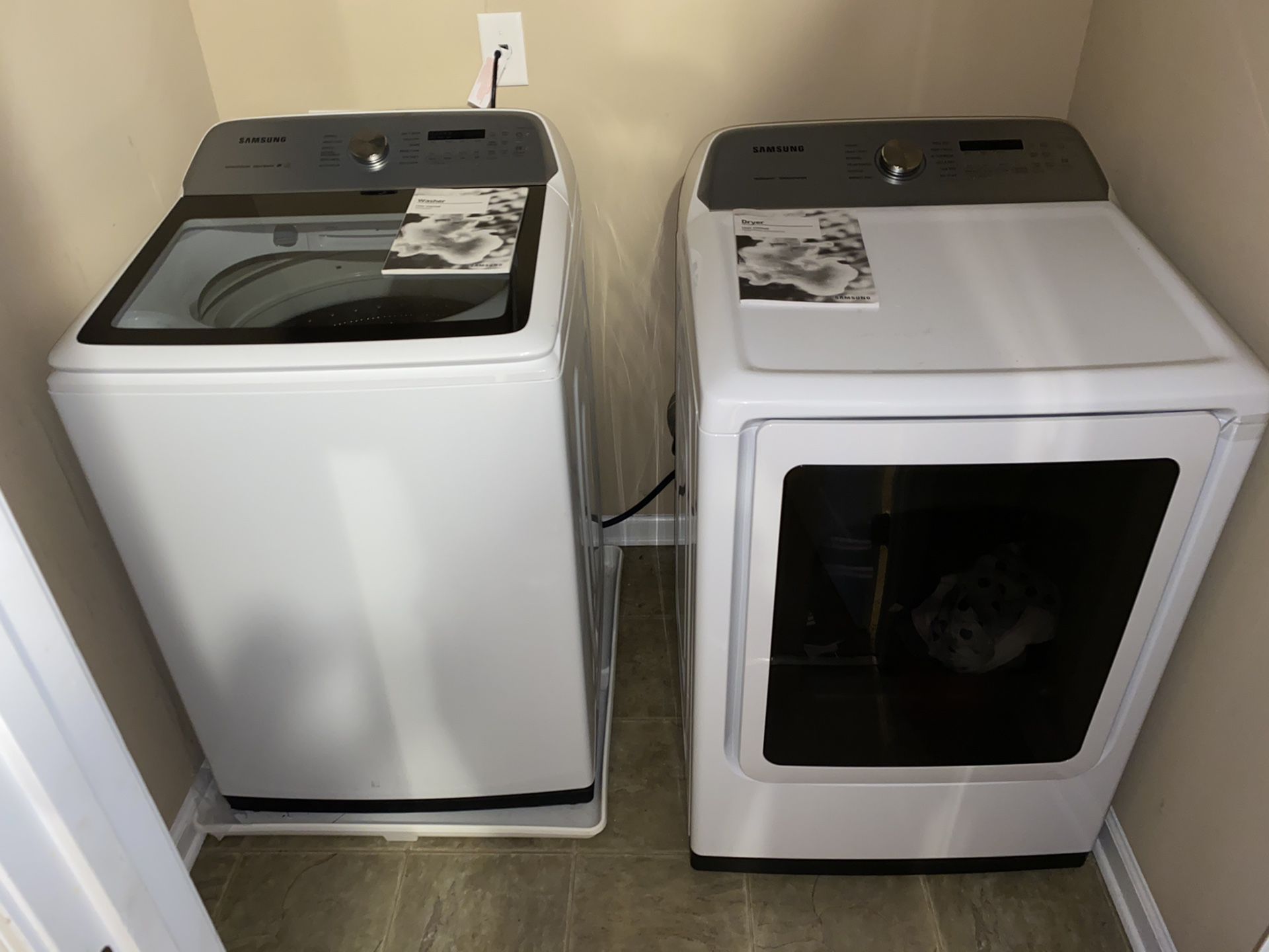 Like new Samsung electric washer and dryer set