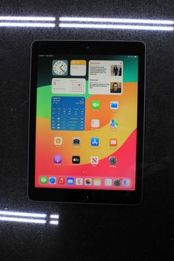 Apple iPad 6th Generation A1893 32 GB, Wi-Fi, 9.7 in - Space Gray