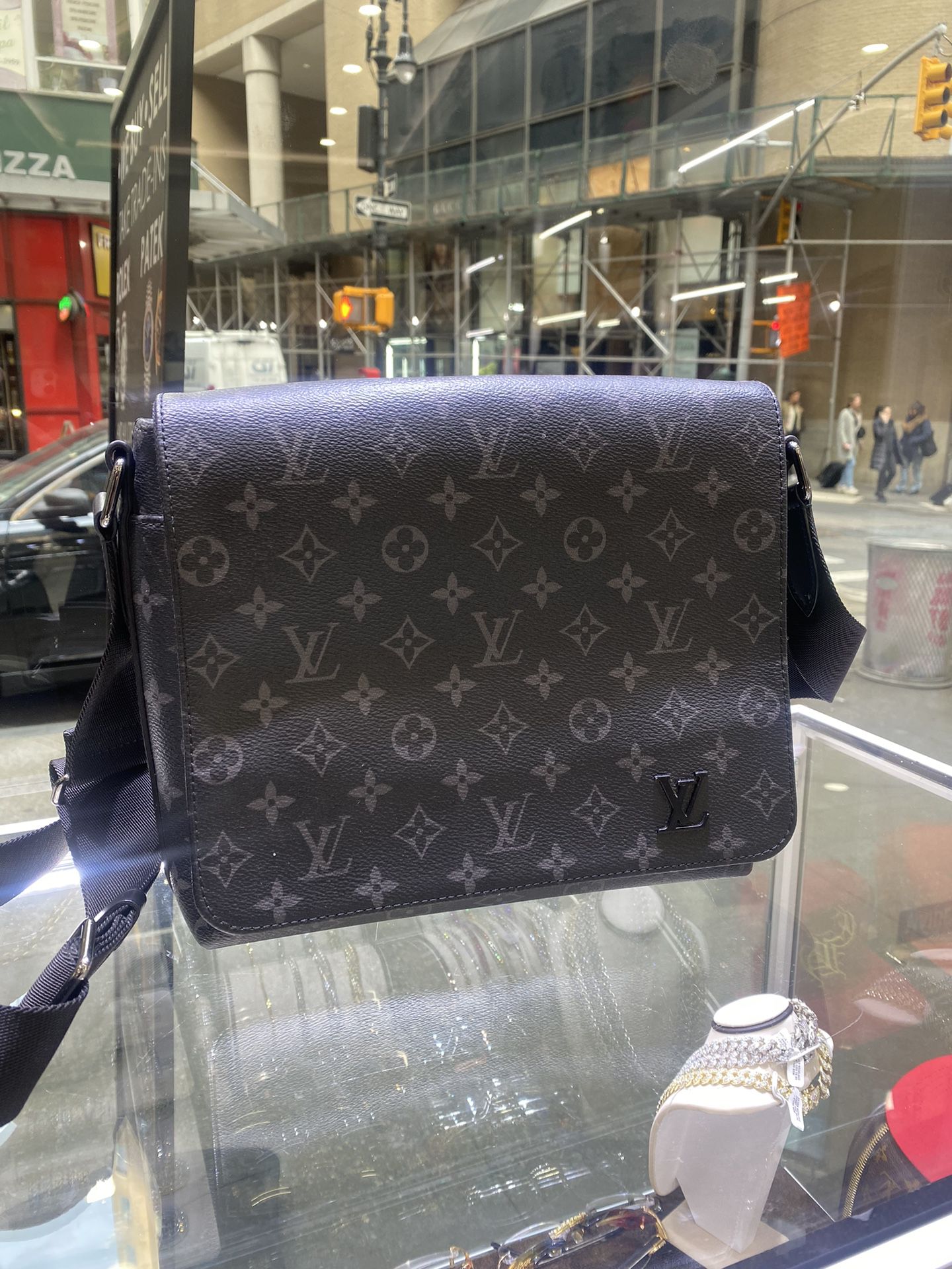 Pre-owned Louis Vuitton District Cloth Handbag In Grey