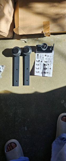 SLIDING DOOR HANGER