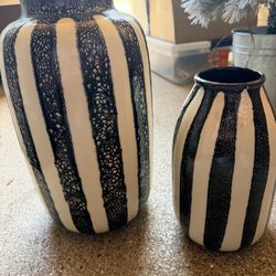 Black and white vases set