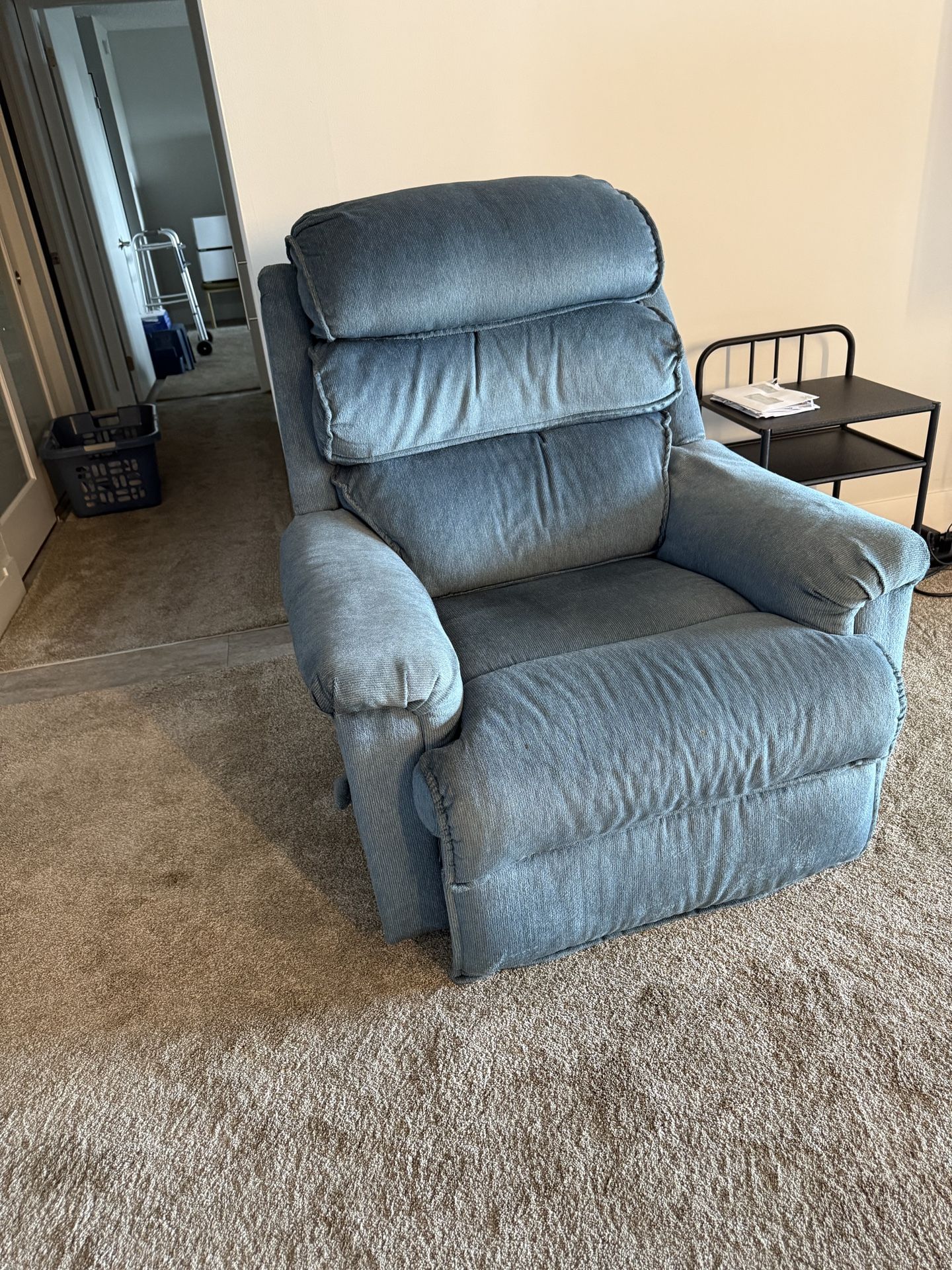 FREE RECLINER ! COME GET ME