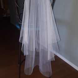 Beautiful New Wedding Veil Two-tier Cut Edge Ivory