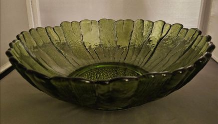 Vintage 1960s Indiana Glass Avocado Green Sunflower Shaped Bowl