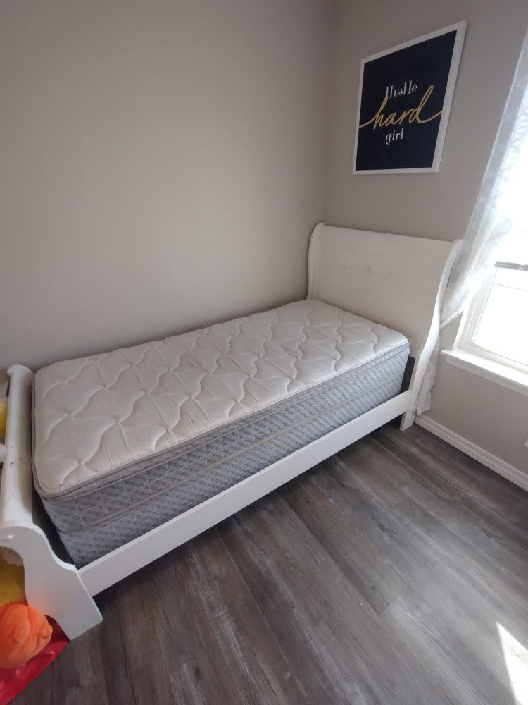 White Wooden Twin Bedframe