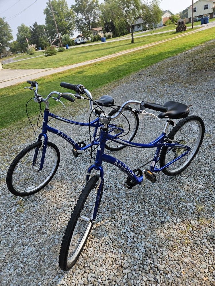 Like New Raleigh Bicycles Mens And Womens Wheels 26 300 For Both