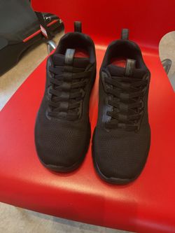 Men’s size 9.5 SKETCHERS slip resistant-  Turlock