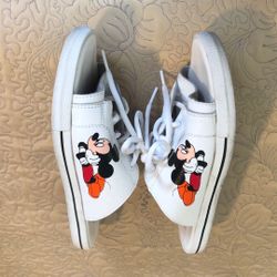 Disney Mickey Mouse Slippers ( Converse All Star) Women’s Sz. 7 LEATHER ( Very Clean And Good Condition) 