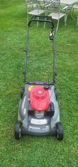 Honda HRB217 Twin-Blade 21" cut Self-propelled Lawn Mower (Good condition)