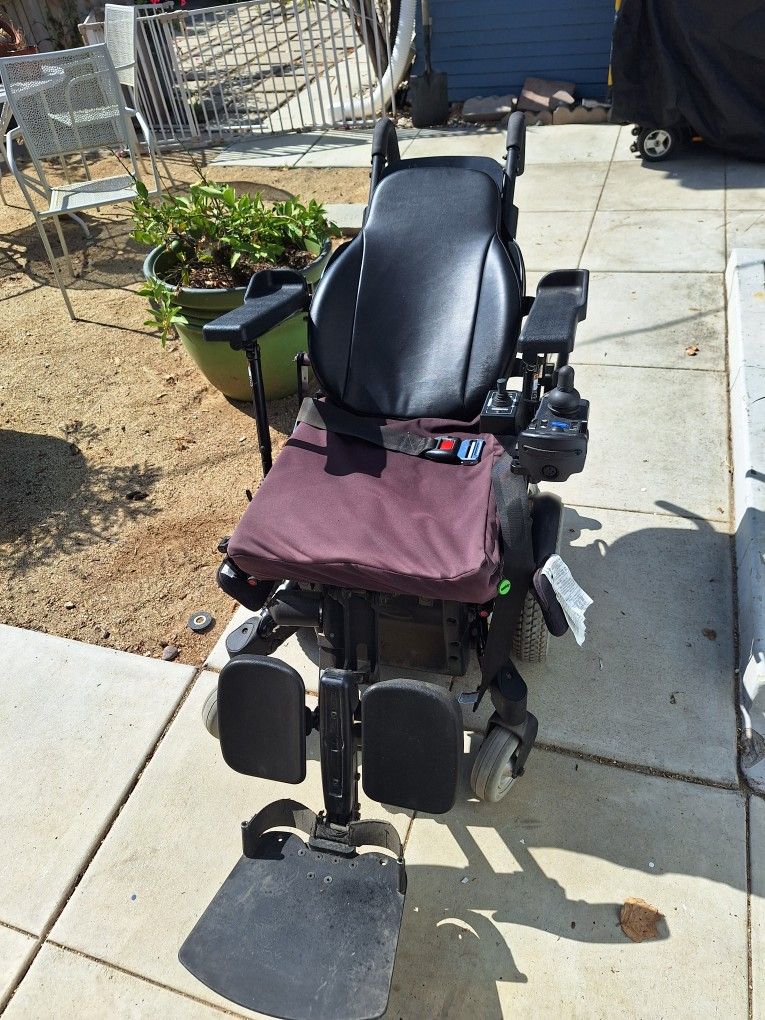 Invacare Motorized/reclining Wheelchair