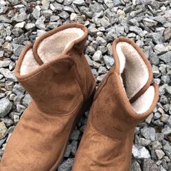 Great boots for women and youth perfect for winter outdoors used twice