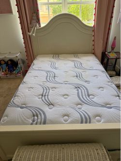 Full Size bed frame / mattress free