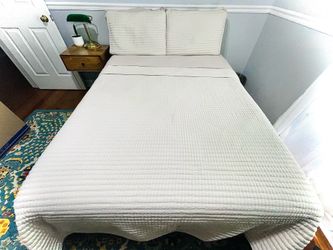 NEW Full Size Bed with NEW Mattress and 2 Bedding Sets