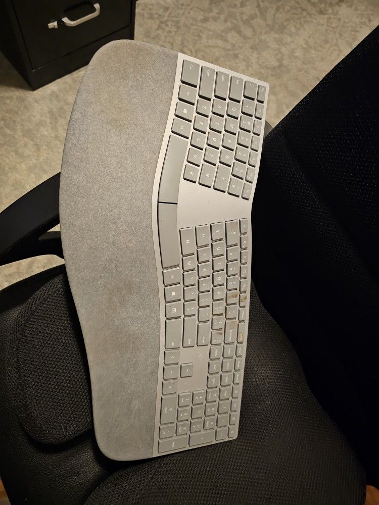 Microsoft Ergonomic Keyboard Used But Works Great