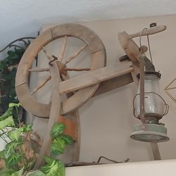 Antique spinning wheel